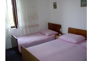 Kroatija Privát Sućuraj, Eksterjeras